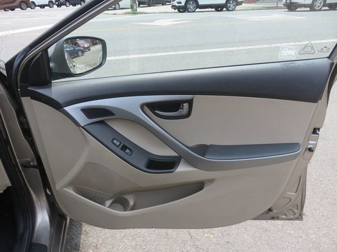 Used 2016 Hyundai Elantra SE FWD image 23