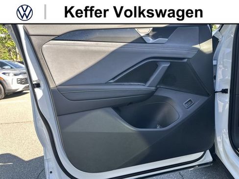New 2026 Volkswagen Tiguan SE R-Line FWD image 14