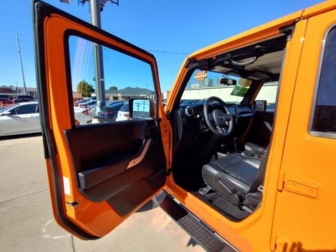 Used 2012 Jeep Wrangler Unlimited Sahara w/ Connectivity Group AWD/4WD image 15