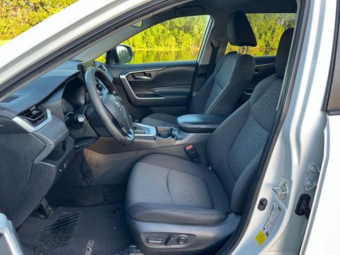 Used 2021 Toyota RAV4 XLE FWD image 13