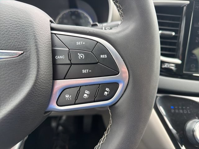 Used 2023 Chrysler Pacifica Touring-L FWD image 36