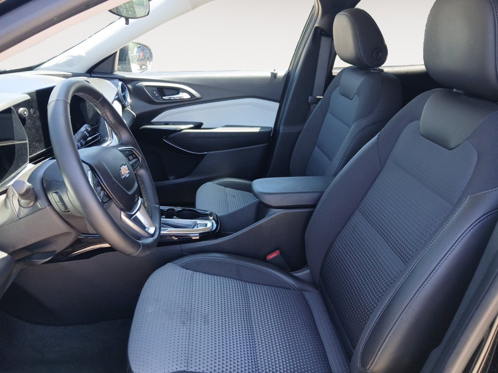Used 2025 Chevrolet Trax LT w/ Sunroof Package FWD image 9