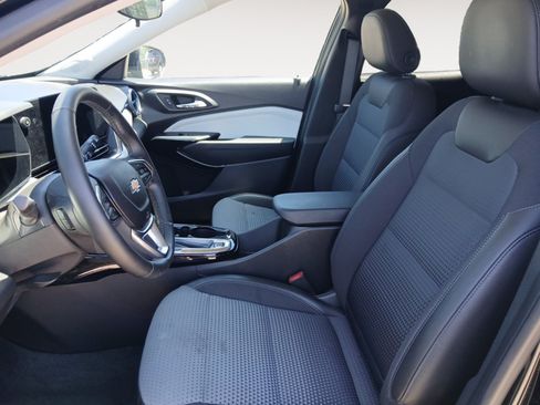 Used 2025 Chevrolet Trax LT w/ Sunroof Package FWD image 9