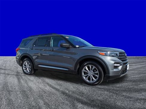 Used 2023 Ford Explorer XLT w/ Equipment Group 202A AWD/4WD image 2