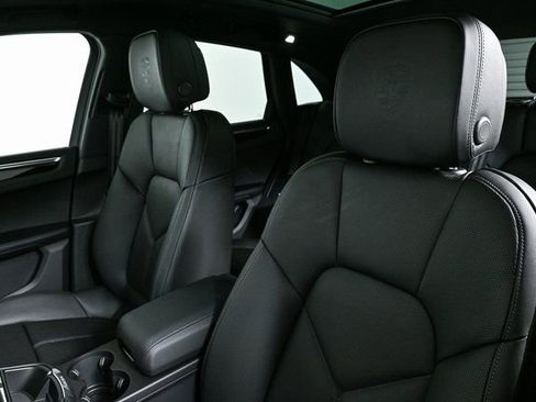 Certified 2025 Porsche Macan image 5