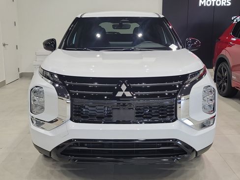 New 2026 Mitsubishi Outlander LE FWD image 2