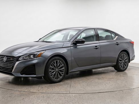 Used 2025 Nissan Altima 2.5 SV FWD image 3
