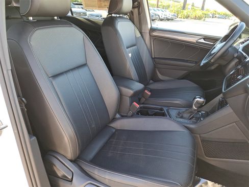 Certified 2022 Volkswagen Tiguan SE R-Line image 10