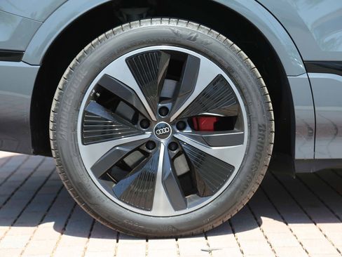 Certified 2025 Audi SQ6 e-tron Prestige AWD/4WD image 9