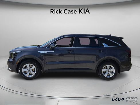 Certified 2025 Kia Sorento LX image 3