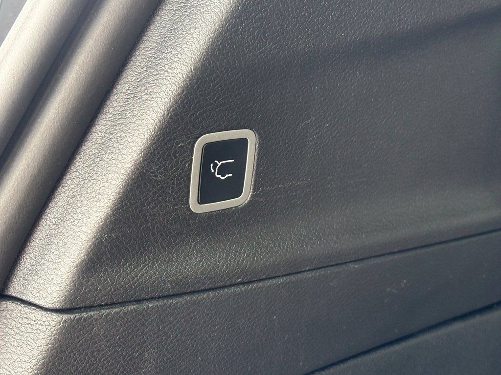 Used 2025 Chrysler Pacifica Limited FWD image 13
