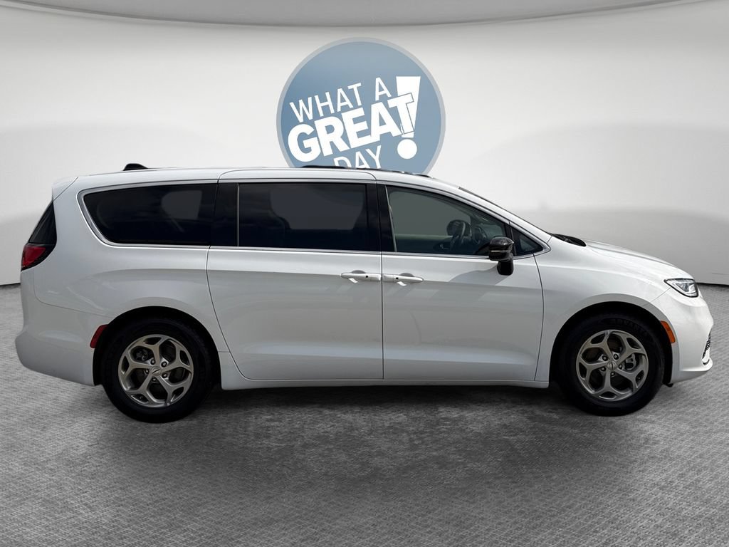 Used 2024 Chrysler Pacifica Limited FWD image 2