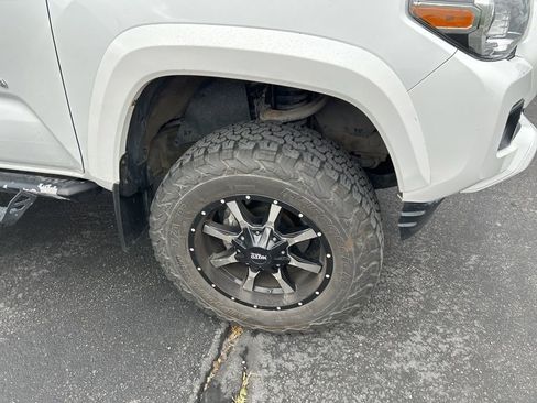Used 2017 Toyota Tacoma TRD Sport AWD/4WD image 12