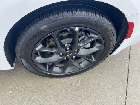 Used 2025 Chrysler Pacifica Limited image 4