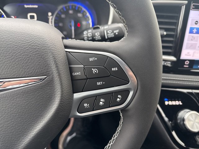 New 2026 Chrysler Pacifica Select AWD/4WD image 36