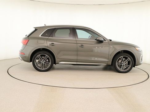 Used 2024 Audi Q5 e Premium w/ Convenience Package image 8
