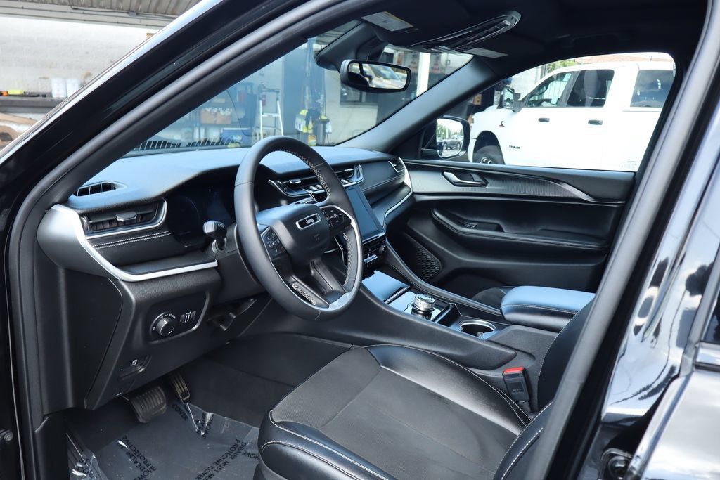 Used 2024 Jeep Grand Cherokee L Altitude RWD image 17