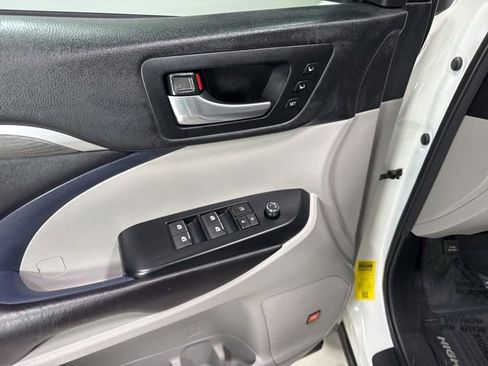 Used 2017 Toyota Highlander Limited FWD image 15