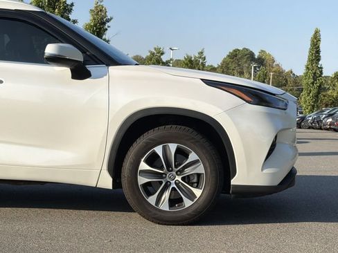 Used 2024 Toyota Highlander XLE FWD image 9