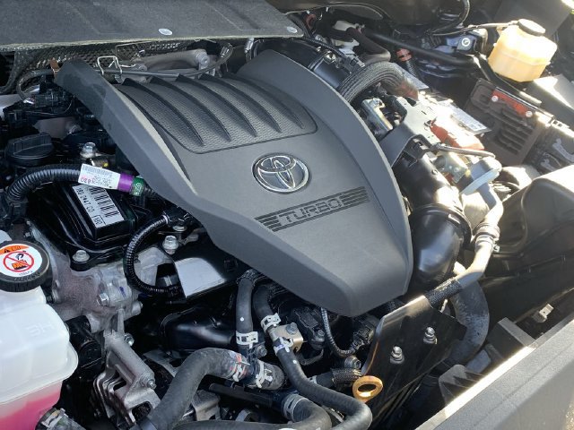 Used 2025 Toyota Highlander XLE FWD image 16