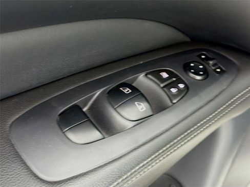 Used 2020 Nissan Pathfinder SV AWD/4WD image 18