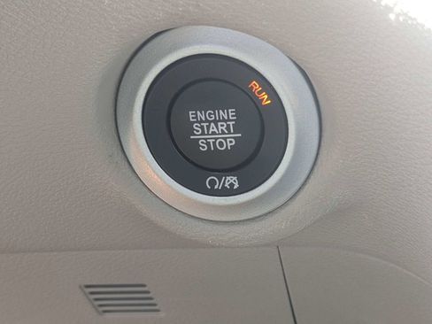 Used 2024 Chrysler Pacifica Touring-L FWD image 31