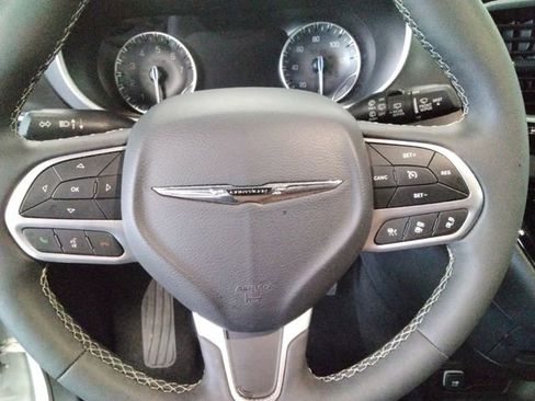 Used 2025 Chrysler Pacifica Select image 26