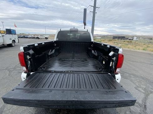 Used 2019 Toyota Tacoma TRD Off-Road AWD/4WD image 11