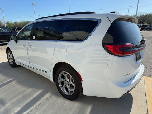 Used 2023 Chrysler Pacifica Limited FWD image 7