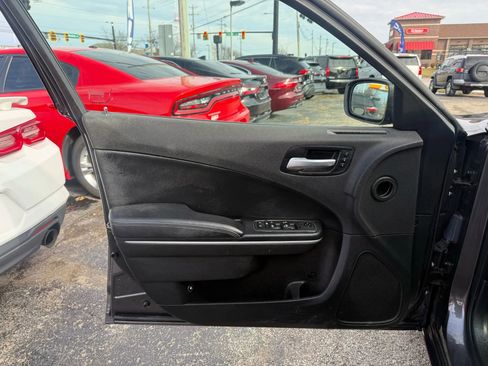 Used 2019 Dodge Charger SXT w/ Leather Interior Group image 10