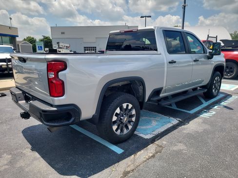 Used 2021 Chevrolet Silverado 2500 Custom w/ Custom Value Package AWD/4WD image 3