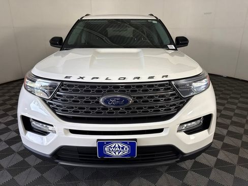 Used 2023 Ford Explorer XLT w/ XLT Sport Appearance Package AWD/4WD image 4