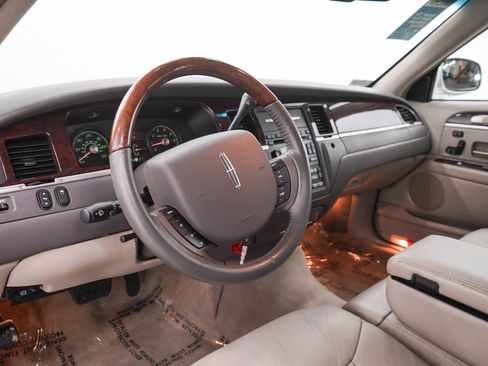 Used 2006 Lincoln Town Car Signature Limited RWD image 20