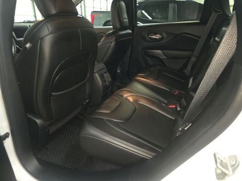 Used 2019 Jeep Cherokee Latitude Plus w/ Cold Weather Group AWD/4WD image 14