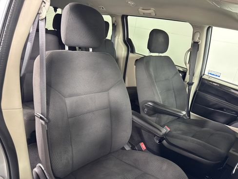 Used 2020 Dodge Grand Caravan SE w/ UConnect Hands-Free Group image 26