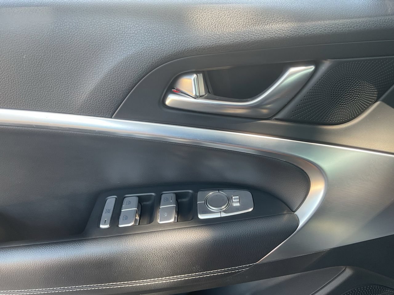 Used 2025 Genesis G70 2.5T RWD image 22