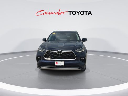 Used 2023 Toyota Highlander Platinum image 3