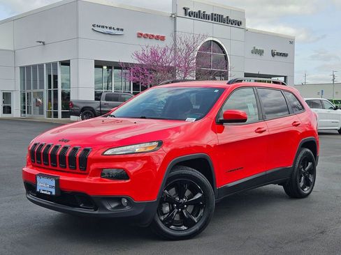 Used 2018 Jeep Cherokee Latitude w/ Altitude Package AWD/4WD image 2