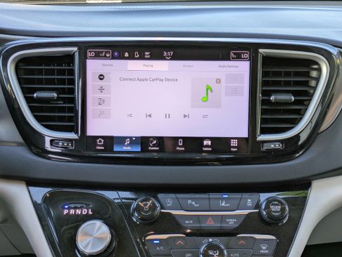 Used 2024 Chrysler Pacifica Touring-L image 17