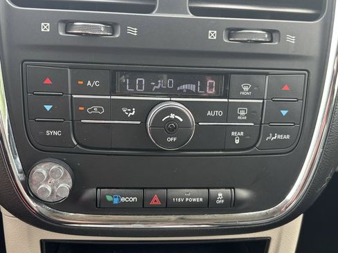 Used 2016 Chrysler Town & Country Touring FWD image 15
