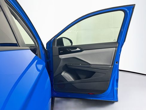 Used 2024 Volkswagen Taos SE image 32