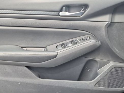 Used 2025 Nissan Altima 2.5 SV FWD image 11
