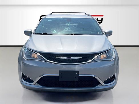 Used 2018 Chrysler Pacifica Touring-L image 2