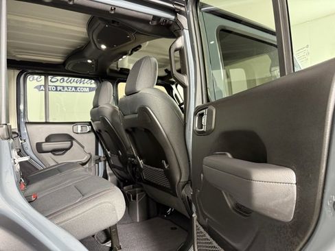 Used 2025 Jeep Wrangler Unlimited Rubicon image 17