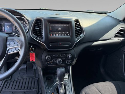 Used 2019 Jeep Cherokee Latitude w/ Popular Appearance Group image 11