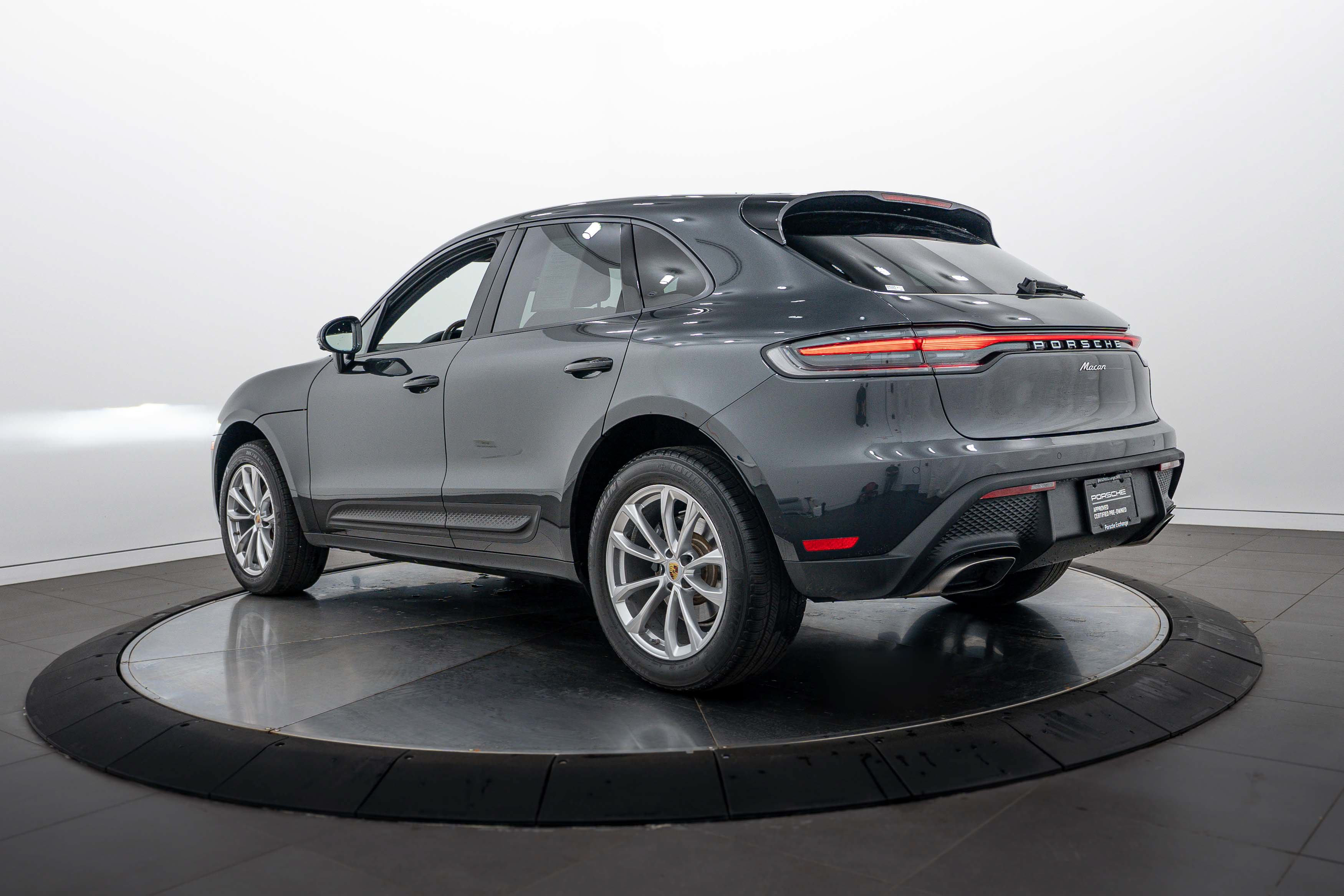 Certified 2025 Porsche Macan AWD/4WD image 3