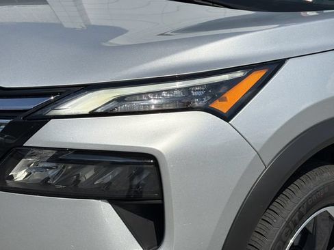 Used 2025 Nissan Rogue SV FWD image 9