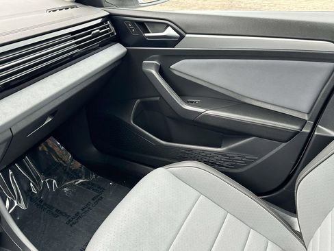 Certified 2025 Volkswagen Jetta SE w/ Sunroof Package image 32