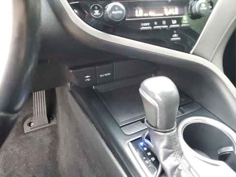 Used 2018 Toyota Camry XLE image 22