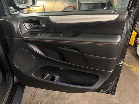 Used 2017 Dodge Grand Caravan GT image 36